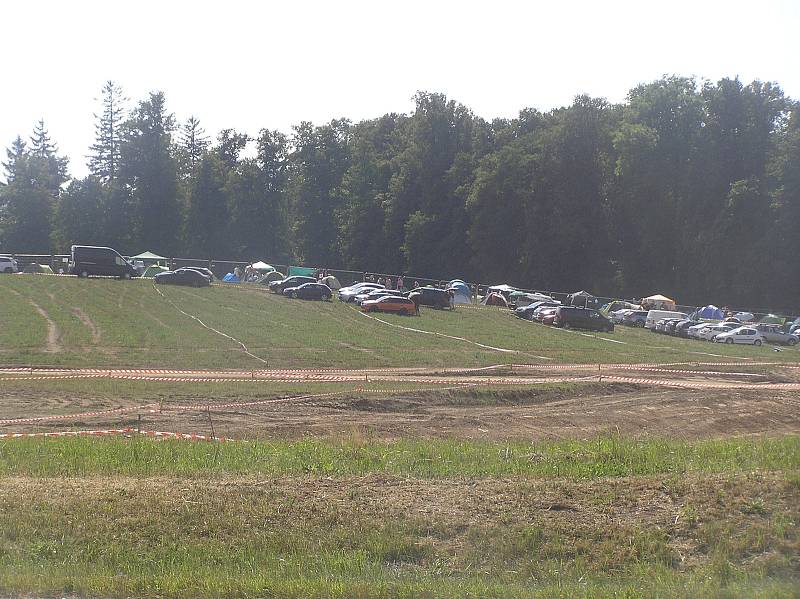 Do služby na festivalu jsou zařazeni policisté pořádkové, dopravní, cizinecké i kriminální policie Krajského ředitelství policie Kraje Vysočina včetně kynologů.