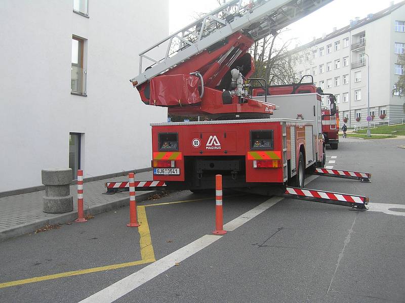 Cvičná evakuace pacientů z hořícího oddělení brodské nemocnice.