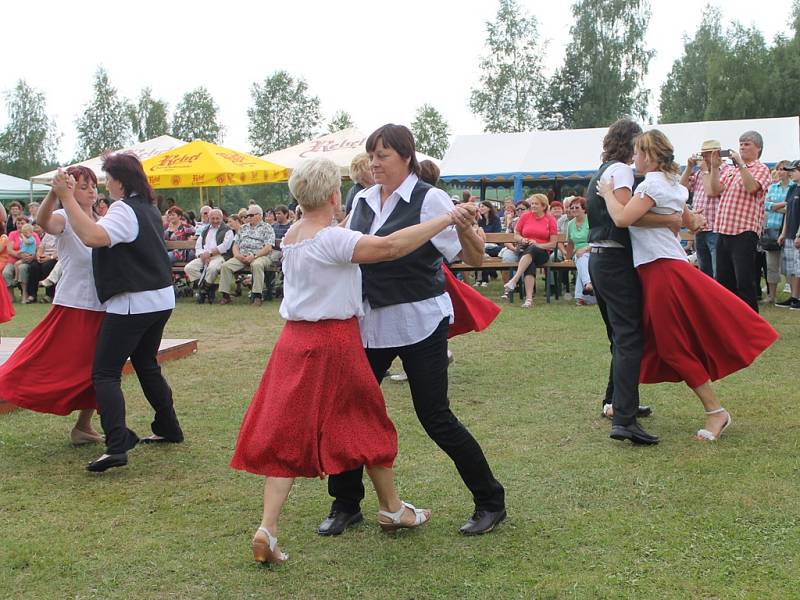 Obec Věž měla své 640. narozeniny.  Místní se sešli na tamním hřišti a oslavili to.