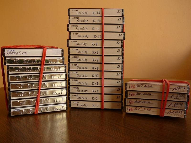 Takovouto hromadu VHS kazet zabíraly donedávna zvukové knihy. Havlíčkobrodská knihovna však přešla na modernější a úspornější formát CD.