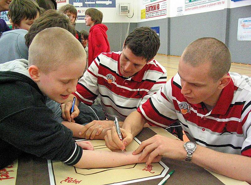 Do sportovní haly v Havlíčkově Brodě přijeli pobesedovat o basketbalu Petr Benda, jeho spoluhráč z Nymburka Michal Křemen a basketbalový reprezentant – vozíčkář Miloslav Břízek. Celou debatu komentoval a uváděl komentátor České televize Jakub Bažant.