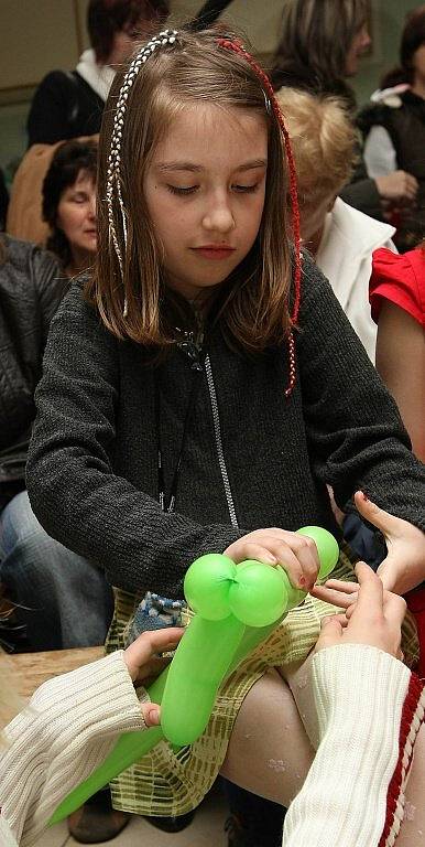 Děti ze ZŠ Wolkerova oslavily Den Země otevřením Hřbitova odpadků. U plotu školní zahrady si tak může každý kolemjdoucí prohlédnout hřbitůvek, kde „náhrobní desky“ hlásí, za jak dlouho se rozloží v přírodě například igelitový sáček, konzerva nebo ohryzek.