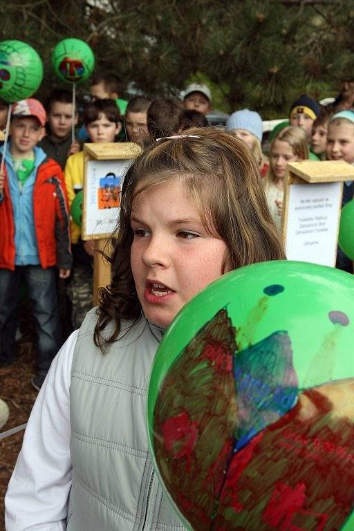 Děti ze ZŠ Wolkerova oslavily Den Země otevřením Hřbitova odpadků. U plotu školní zahrady si tak může každý kolemjdoucí prohlédnout hřbitůvek, kde „náhrobní desky“ hlásí, za jak dlouho se rozloží v přírodě například igelitový sáček, konzerva nebo ohryzek.