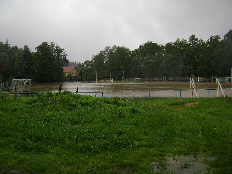 Rozlitá řeka Doubrava na fotbalovém hřišti v Jeřišně.