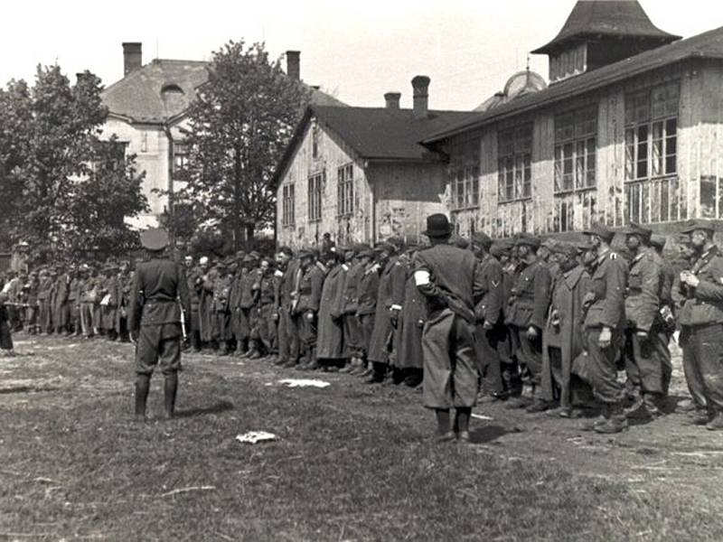 Zajatci v Brodě. Mnoho z německých zajatců, které na Ledečsku odzbrojila skupina českých vlastenců, byla dopravena do Havlíčkova Brodu. Na snímku   jsou zajatci seřazeni na bývalém sokolském cvičišti (dnes obchodní dům Alej). 