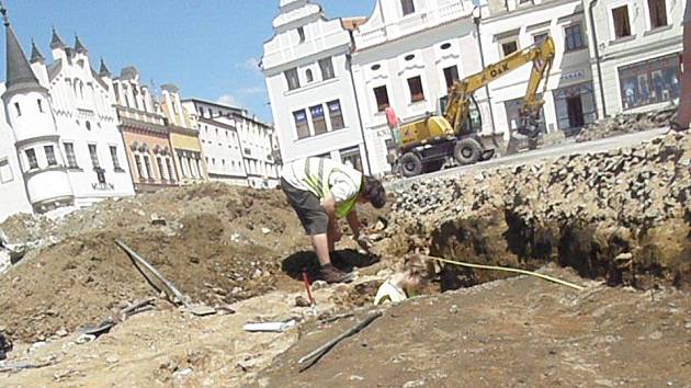 Takřka ve středu Havlíčkova náměstí objevili v úterý odpoledne archeologové další z řady nálezů, které vydaly několikaměsíční vykopávky. Při výzkumu narazili na sklepení domu, který byl zahrnut již zhruba v polovině třináctého století.  