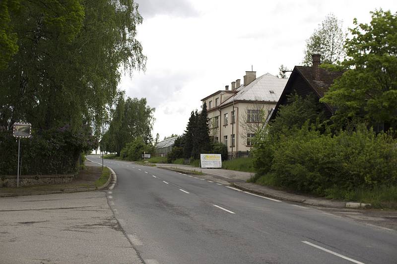 Keřkov to je podle Marie Voralové Sativa, její skleníky, lahůdky pana Pátka a bohužel i problémová silnice, kde řidiči nedbají na rychlost.