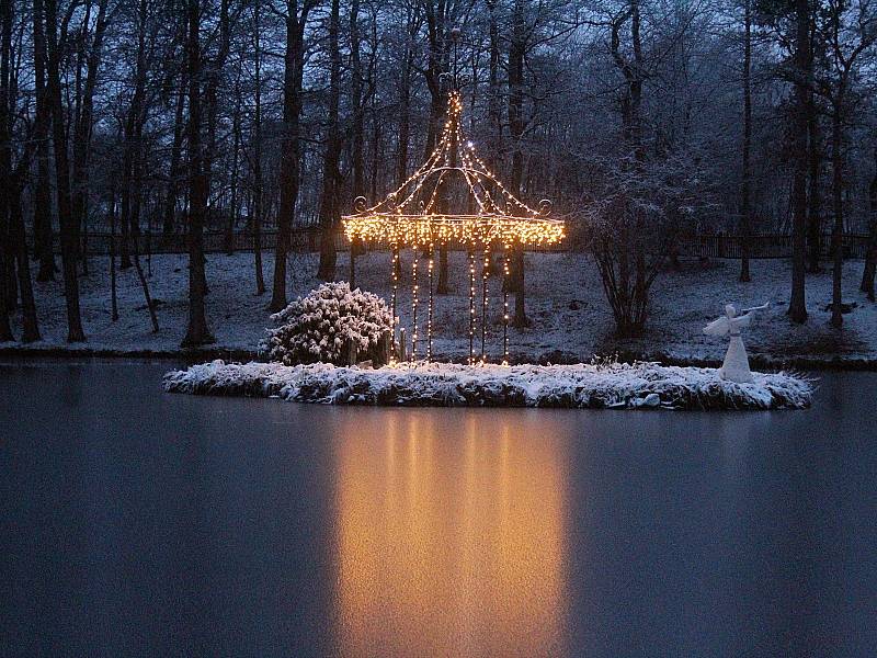 Zasněžený zámecký park ve Světlé.