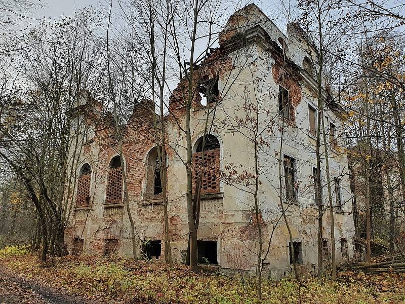 Ruiny kdysi honosného paláce v Dolním Slezsku