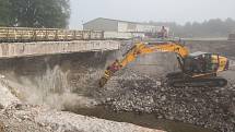 Demolice mostu na silnici I/34 mezi Ždírcem nad Doubravou a Novým Ranskem.