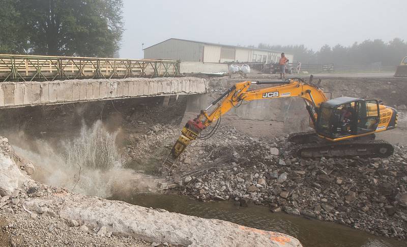 Demolice mostu na silnici I/34 mezi Ždírcem nad Doubravou a Novým Ranskem.