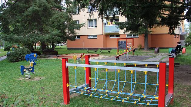 Na hřišti v Haškově ulici ve Žďáře mají děti na hraní dvě nové prolézačky. Stály celkem téměř sto tisíc korun, bezmála polovinou částky přispěli na pořízení a instalaci lanové dráhy a "mašinky" místní obyvatelé.