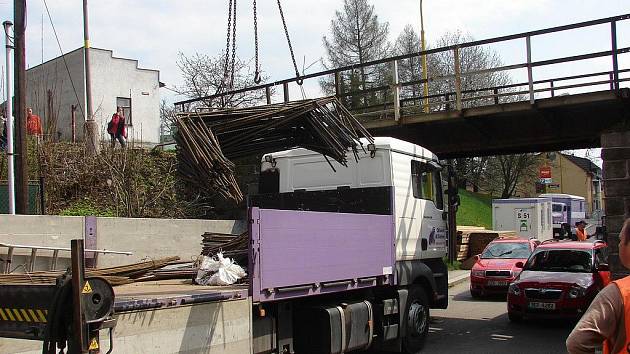 Dlouho očekáváná oprava železničního mostu ve Světlé nad Sázavou  byla v pondělí konečně zahájena. K mostu se s těžkou technikou nastěhovala dodavatelská společnost a rekonstrukci mostu v Lánecké ulici odstartovala. 