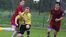 Fotbalisté Borové (v červeném) si dokázali doma poradit s favorizovanou Kamenicí nad Lipou přesvědčivým výsledkem 4:0. 