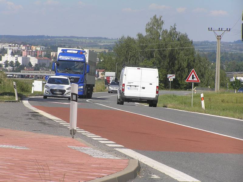 Ve Šmolovech chtějí obchvat kvůli husté dopravě.