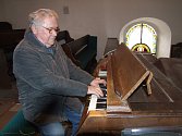 Varhaník. Za varhany v kostele sv. Jana Křtitele v Sázavce usedá Vladimír Secký již od roku 1965. Sám se ale považuje spíše za lidového hudebníka, který   hrál s kapelami lidovku, taneční hudbu a nejraději swing.