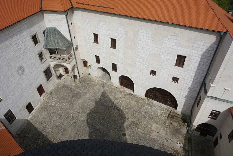 Nový seriál Odznak Vysočina natáčeli filmaři také na hradu v Ledči nad Sázavou.