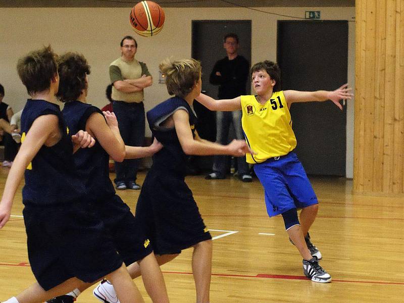 Basketbaloví žáci BC Vysočina (ve žlutém Jakub Coufal) se dostali do vyřazovacích bojů mezi dvanáct nejlepších celků v republice. V prvním kole play off narazí na Písek.