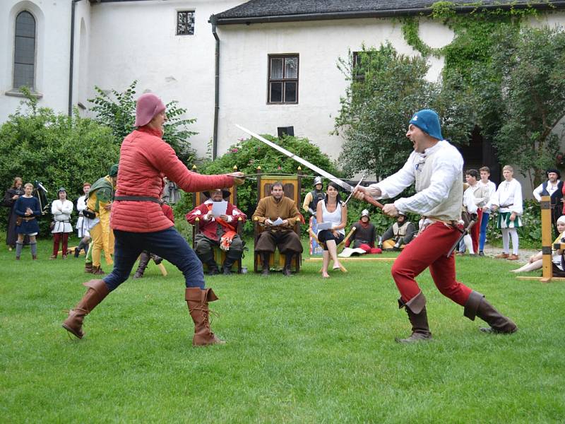 Hrad Roštejn se v sobotu vrátil do středověku. Diváci byli svědky bitvy o hrad, šermířských soubojů, ale mohli si prohlédnout i dobové vojenské ležení , kuchyni i středověké kostýmy.