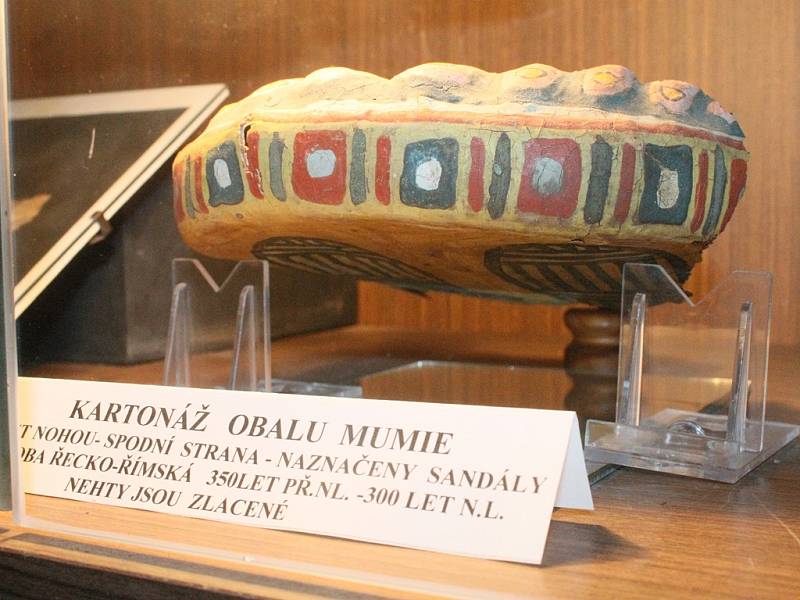 Starověký Egypt. V rozsáhlé sbírce Ladislava Zápařky nechybějí ani vzácné kousky, bez nichž by jeho egyptologické muzeum nebylo úplné. Jde například o kartonáž obalu mumie.
