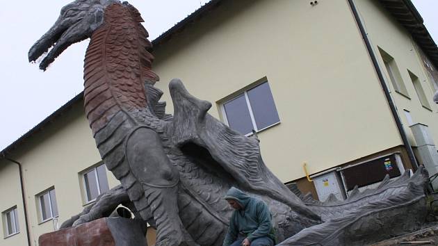 Michal Olšiak tvoří další sochu. Před areálem společnosti Apoly v Ronově nad Sázavou totiž roste na výšku zhruba čtyřmetrový drak.