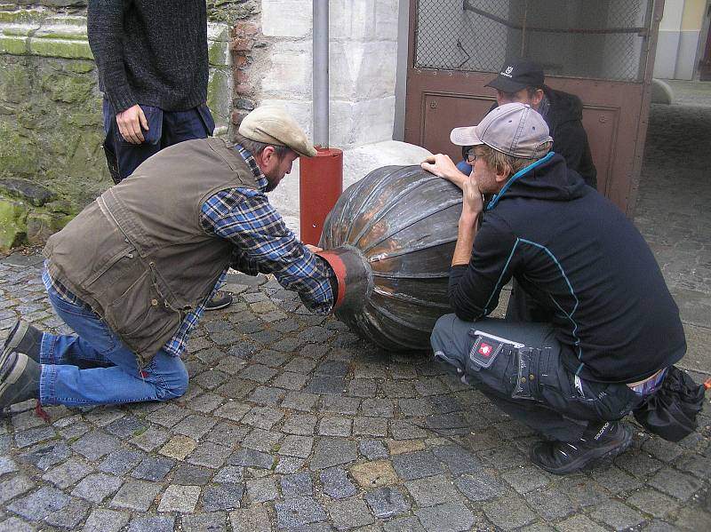 Tak vypadal návrat kříže na věž přibyslavského kostela.