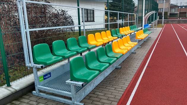 Na sportovním hřišti ve Ždírci přibyla třeba nová tribuna, hodiny a zařízení na údržbu povrchu.