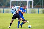 V pátém kole západní skupiny 1. A třídy zdolali fotbalisté Světlé nad Sázavou (v modrém) celek Košetic (v pruhovaných dresech) těsně 2:1.