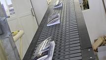 Unikátní zařízení za více než padesát milionů korun by mělo zlepšit produkci havlíčkobrodských tiskáren. Celá linka je dlouhá několik desítek metrů. 