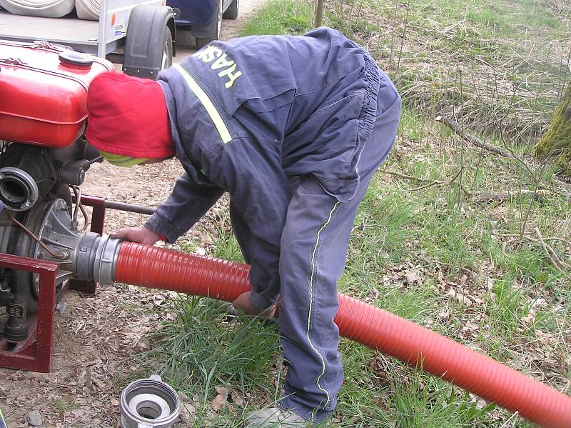 Pět hasičských sborů trénovalo jak dopravit vodu na velkou vzdálenost.