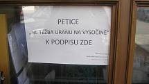 Petiční archy proti těžbě uranu jsou v Přibyslavi dostupné nejméně na čtyřech místech.