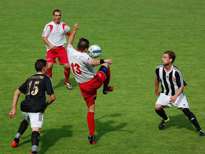 Gólostroj a postup si o víkendu užili proti Habrům (7:1) fotbalisté Ledče (v pruhovaném), kteří si po jedenácti letech zahrají nejvyšší krajskou soutěž. 