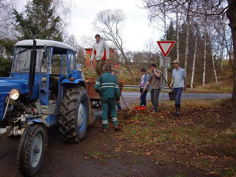 Spadané listí v Pohledu shrabovalo a nakládalo dvacet dobrovolníků.  Potřebnou techniku zapůjčila celá řada firem z Pohledu a okolí. 