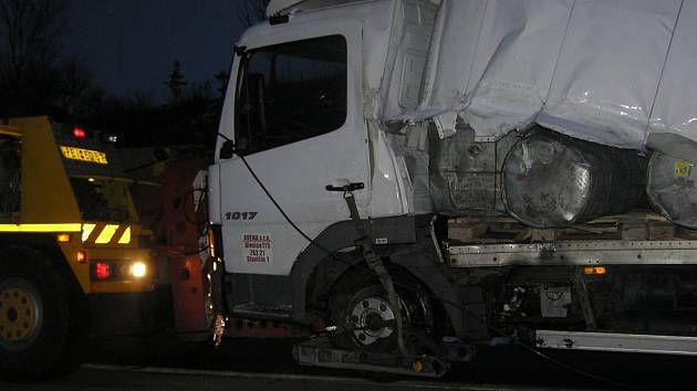 Náraz otevřel tomuto nákladnímu vozu útroby a přepravované sudy divže všechny nevypadly ven. Kolem sedmé hodiny večerní, tedy skoro devět hodin po nehodě, došla řada i na něj a mohl být odtažen na Humpolec. 