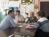 Aktéři. Ředitel školy Ota Benc a Jakub Štěpaník (vlevo) diskutují s učiteli o výhodách nového systému. 