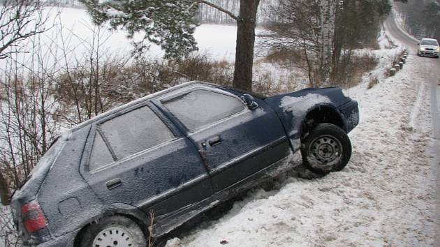 Formulář záznamu o dopravní nehodě a tužka se staly neodmyslitelnou součástí výbavy každého motorového vozidla.  O kolizi tohoto auta, jehož řidič počátkem ledna havaroval nedaleko Chotěboře, už policie podle našich informací informována nebyla.