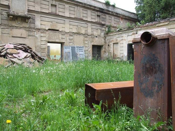 Ruina. Už více než rok je místo tanečníků na parketu pohledské sokolovny jen tráva a suť.