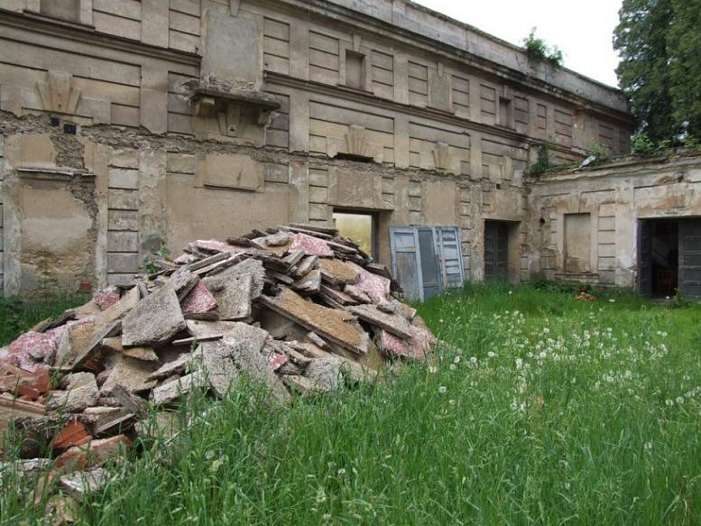 Ruina. Už více než rok je místo tanečníků na parketu pohledské sokolovny jen tráva a suť.