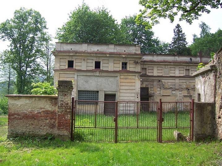 Ruina. Už více než rok je místo tanečníků na parketu pohledské sokolovny jen tráva a suť.