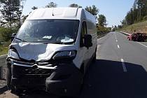 K nehodě dodávky a osobního auta došlo mezi Leštinkou a Vilémovicemi. Zranili se oba řidiči. Foto: poskytla PČR