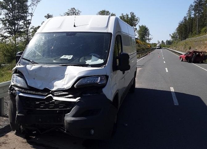 K nehodě dodávky a osobního auta došlo mezi Leštinkou a Vilémovicemi. Zranili se oba řidiči. Foto: poskytla PČR