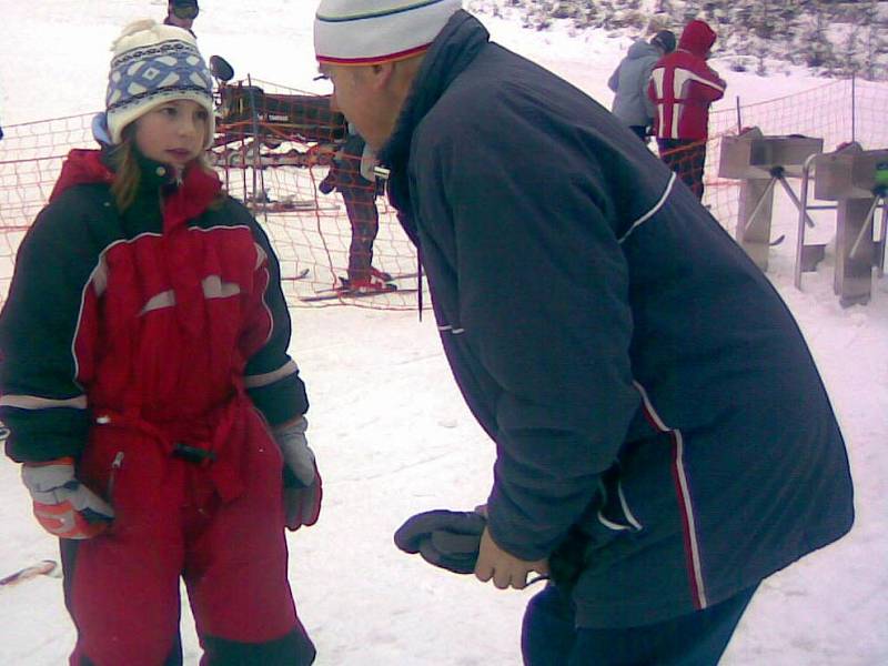 Desetiletá Kateřina Pecnová bude zřejmě na svůj úterní lyžařský den vzpomínat s úsměvem. Stala se totiž první lyžařkou roku 2008. 