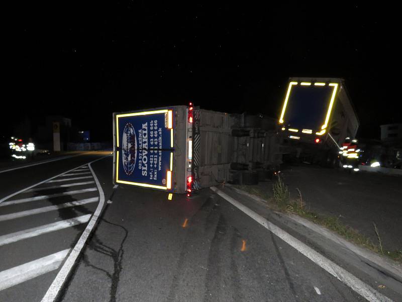 U výjezdu z Havlíčkova Brodu v Lidické ulici došlo včera okolo 23. hodiny k hromadné nehodně čtyř nákladních a jednoho osobního vozidla.