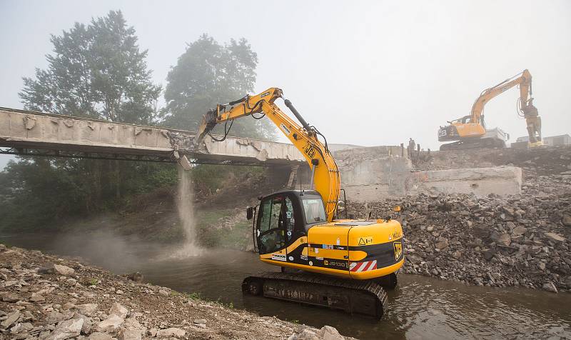 Demolice mostu na silnici I/34 mezi Ždírcem nad Doubravou a Novým Ranskem.