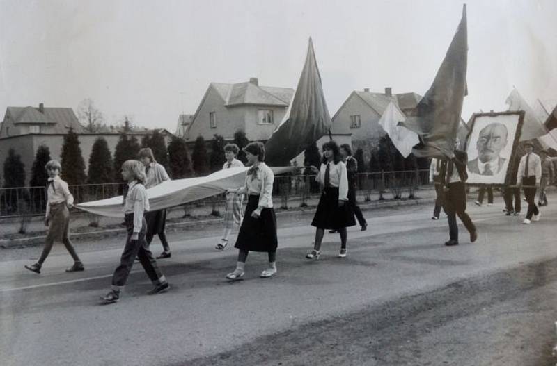 Lenin na Žďárské. V čele prvomájového průvodu mířícího k tribuně na náměstí nesměla chybět vlajka republiky - 80. léta