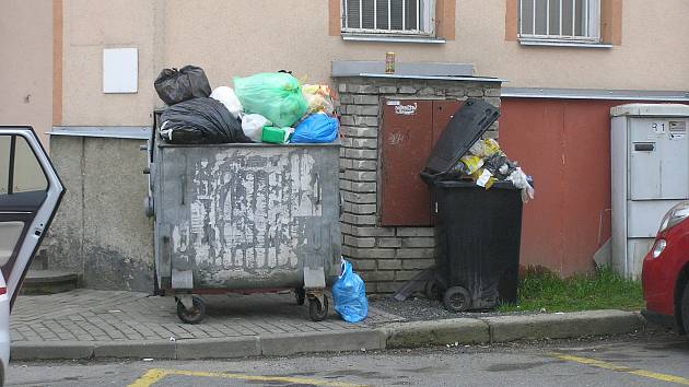 Od dubna se popelnice vyvážejí v Brodě jednou za čtrnáct dní, ale lidé si na to zvykají těžko. Kolem popelnic se hromadí odpadky.