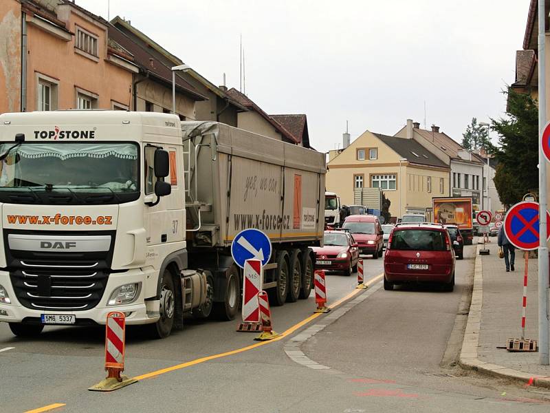 Řidiči to ale nemají v Humpolecké ulici jednoduché ani dnes. Stavební čety společnosti Vodovody a kanalizace Havlíčkův Brod tam od poloviny března likvidují následky havárie vodovodního řadu.