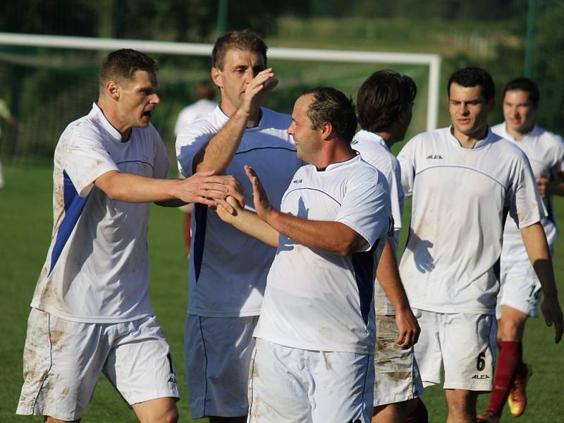 Jedinou trefu v zápase Havlíčkova Borová – Habry zaznamenal borovský Radek Šrámek (vpředu), který se takto po gólu radoval se svými spoluhráči. 