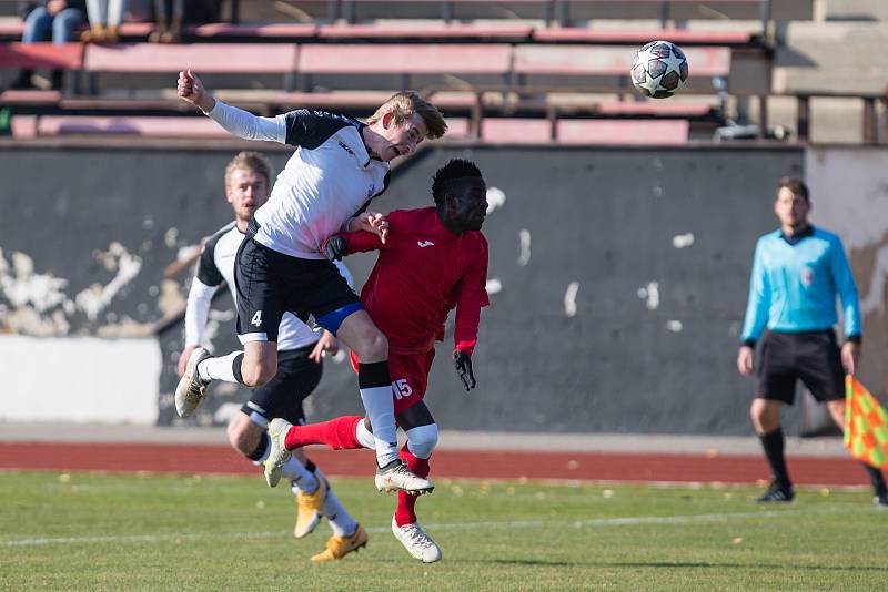 V podzimní divizní derniéře zdolali fotbalisté Havlíčkova Brodu (v černobílém) krajského rivala ze Staré Říše (v červeném) 2:0.