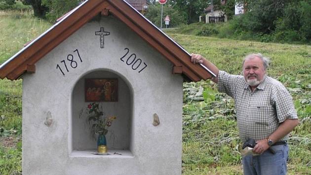 Kaplička se symbolikou. Jaroslav Kreibich upozorní návštěvníky na dva křemeny zasazené do přední strany kapličky. Ty označují muže a ženu. Dvanáct kamínků v kříži pak symbolizují měsíce v roce.